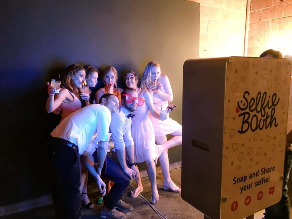 selfie-booth-the-photo-booth-company-of-the-new-generation